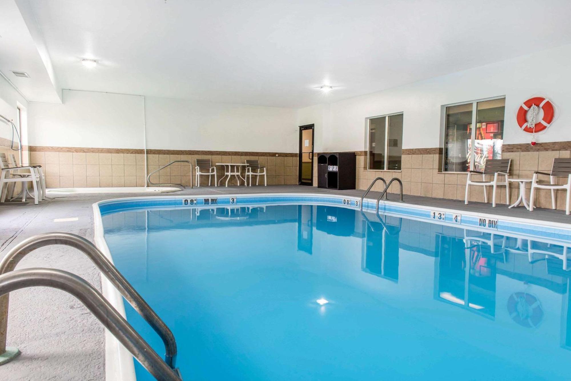 Hotel Quality & I-69 3*