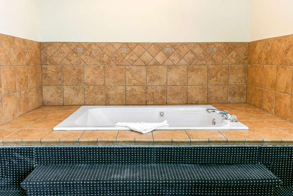 Hotel Quality & I-69 3*