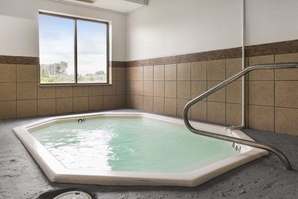 Hotel Quality & I-69 3*