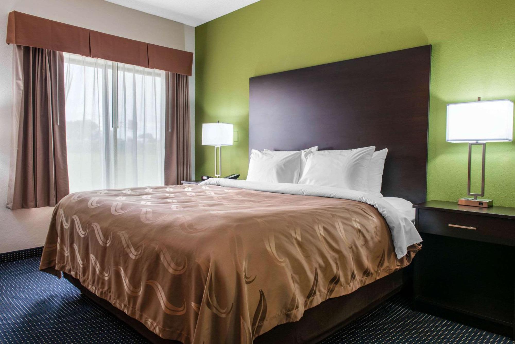 Quality & I-69 Hotel 3*