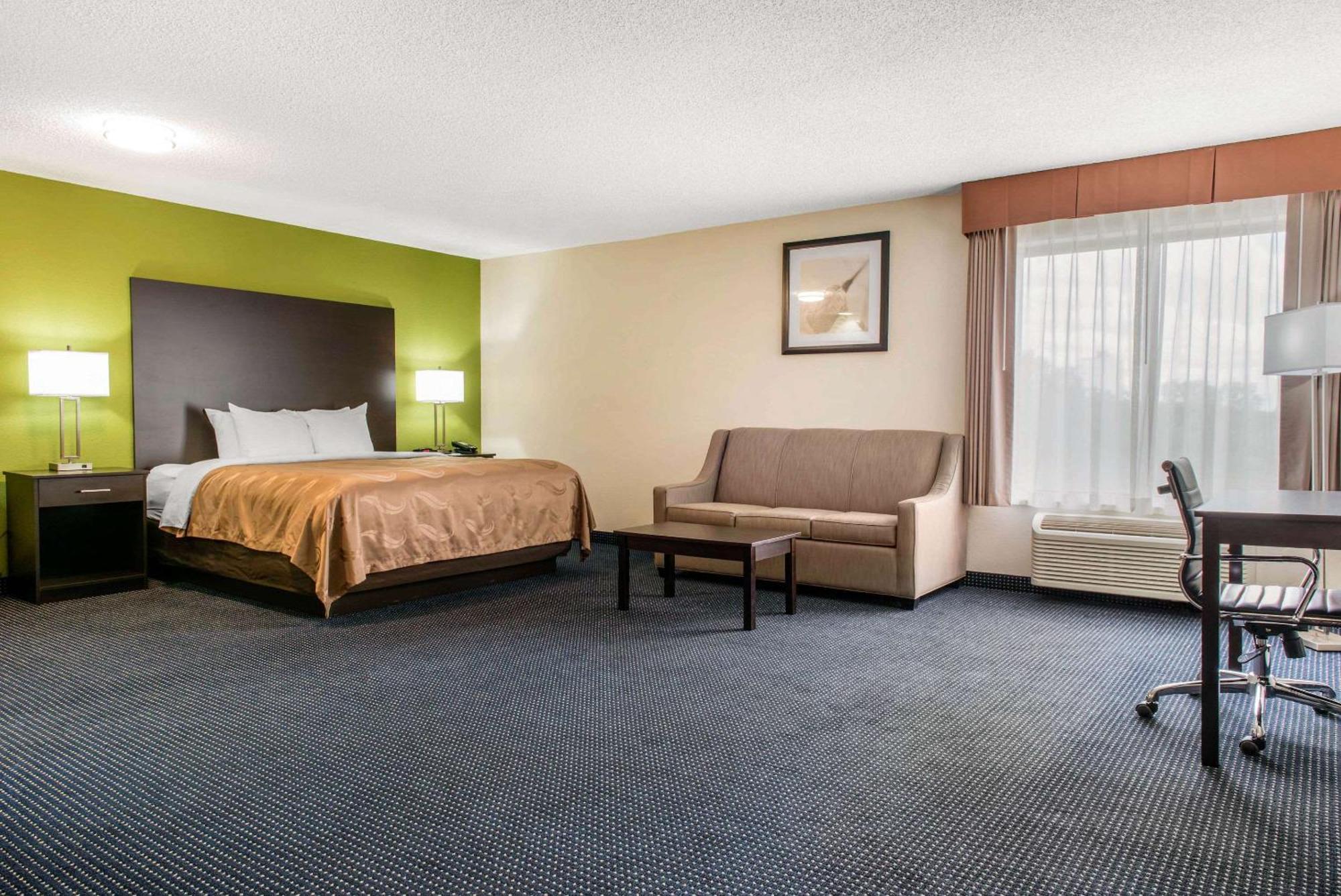 Hotel Quality & I-69 3*