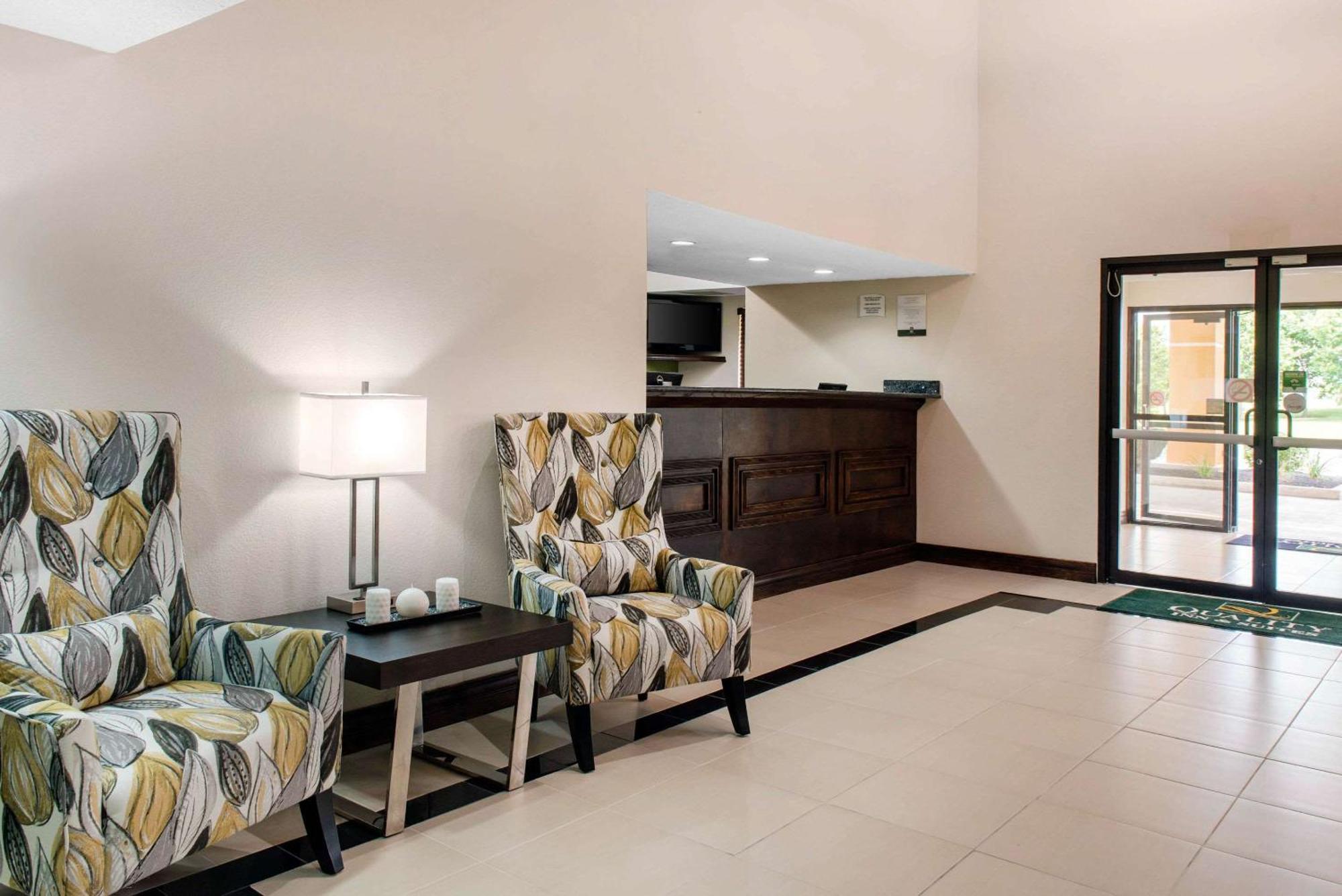 Hotel Quality & I-69 3*