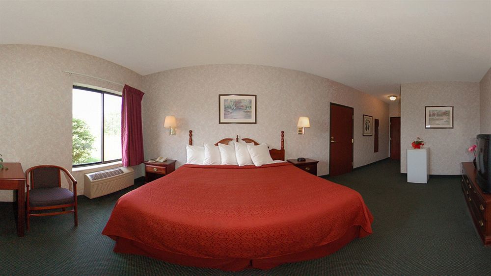 Hotel Quality & I-69 3*